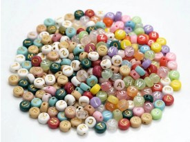 Cuentas plasticas pastilla crema letras doradas